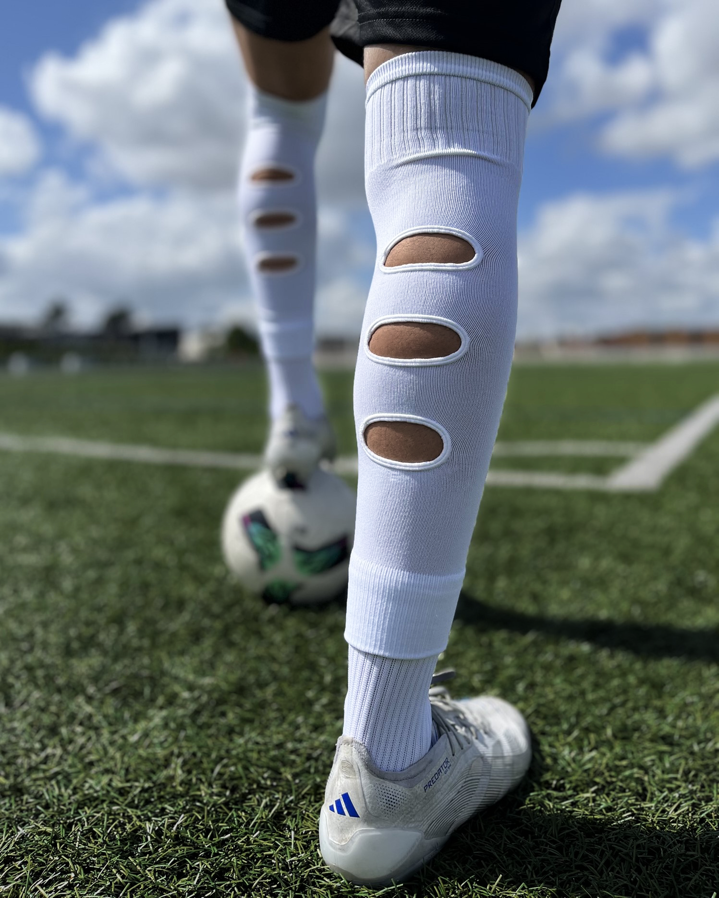 Chaussettes-a-trous-football, Manchons de football, precut socks ou jambières, couleur blanche, portées sur terrain de football | Game Changer