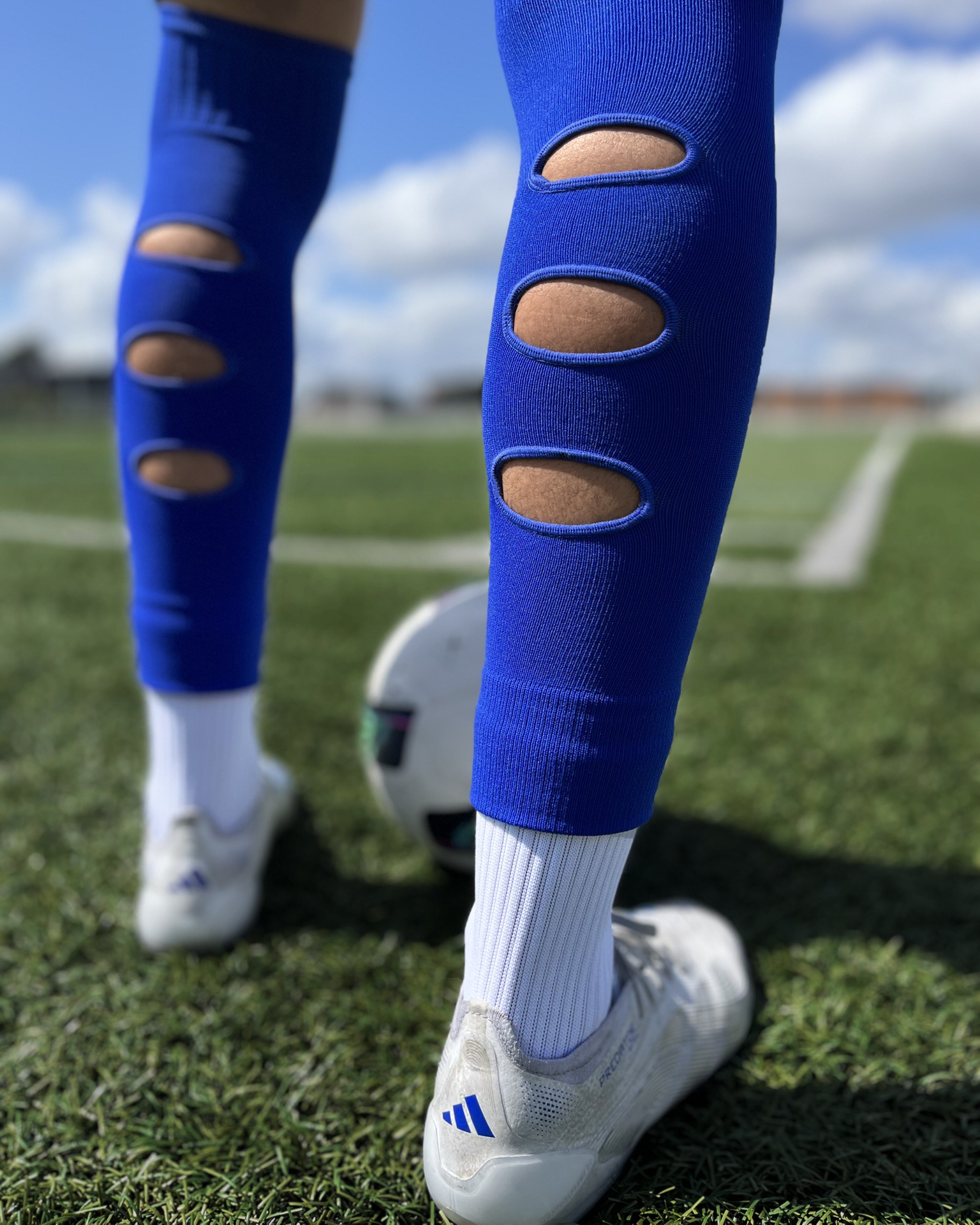 Chaussettes-a-trous-football, Manchons de football, precut socks ou jambières, couleur bleu, portées sur terrain de football | Game Changer