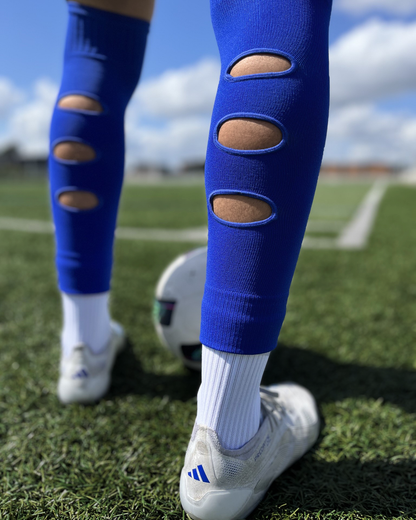 Chaussettes-a-trous-football, Manchons de football, precut socks ou jambières, couleur bleu, portées sur terrain de football | Game Changer