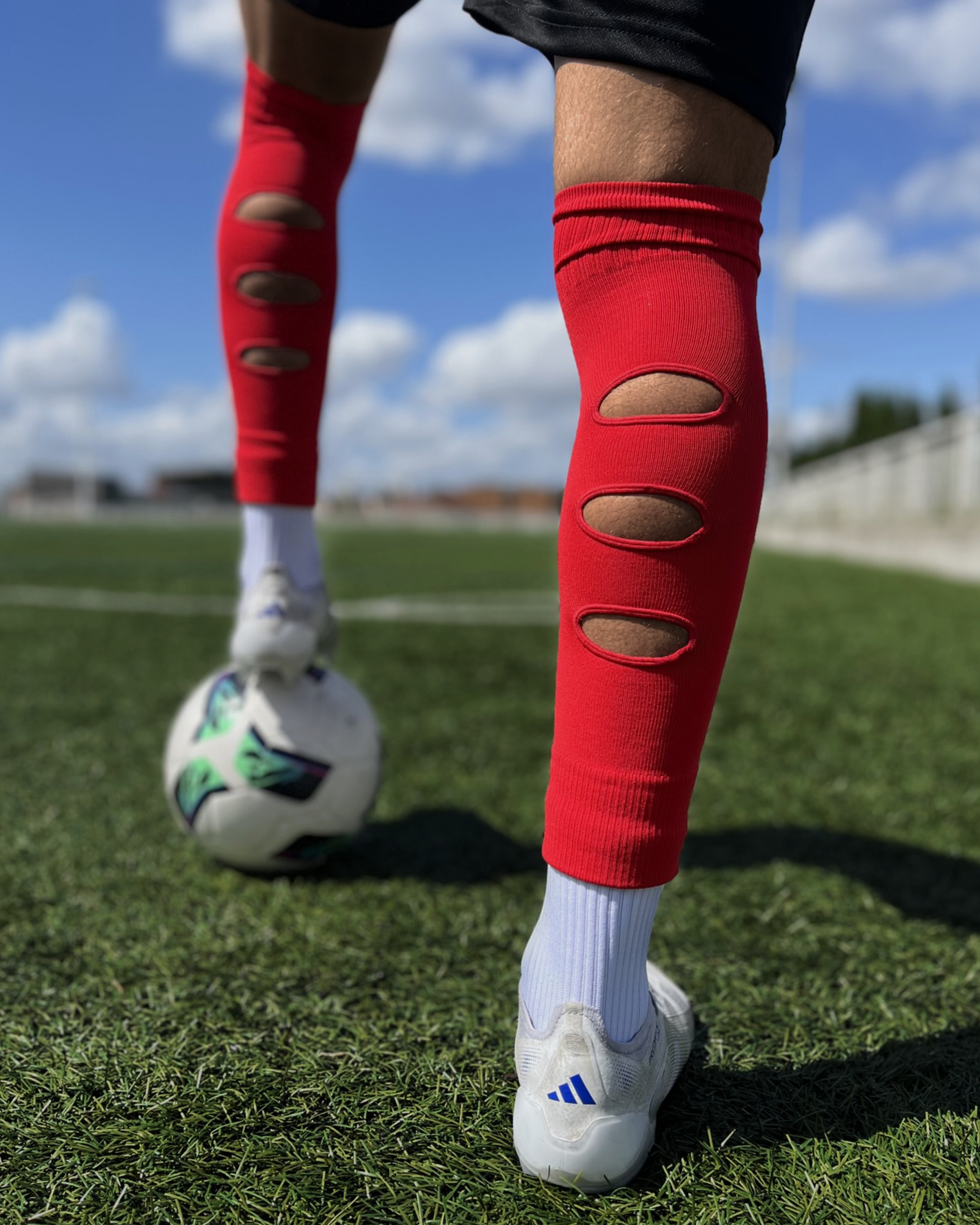 Chaussettes-a-trous-football, Manchons de football, precut socks ou jambières, couleur rouge, portées sur terrain de football | Game Changer