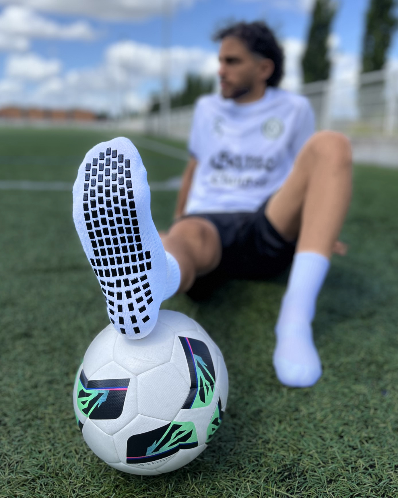 Chaussettes antidérapantes, ou Grip socks, de football, adhérence renforcée pour plus de stabilité, portées sur terrain de football | Game Changer