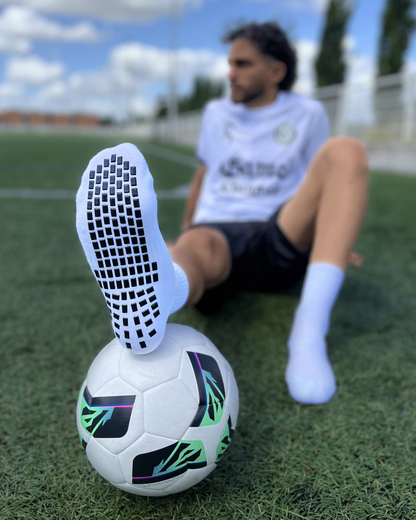 Chaussettes antidérapantes, ou Grip socks, de football, adhérence renforcée pour plus de stabilité, portées sur terrain de football | Game Changer