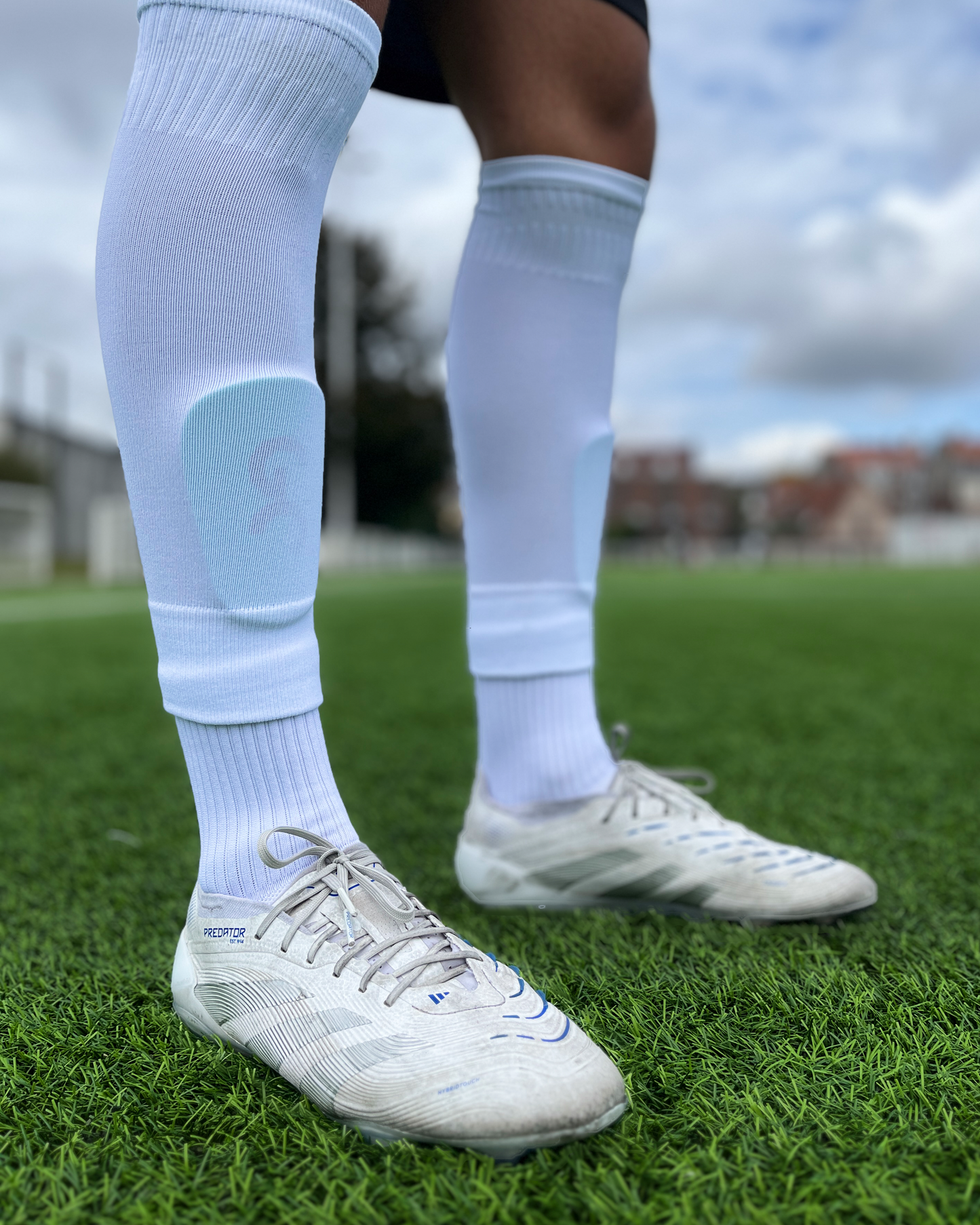 Chaussettes coupées football, Manchons de football, precut socks ou jambières, couleur blanche, portées sur terrain de football | Game Changer