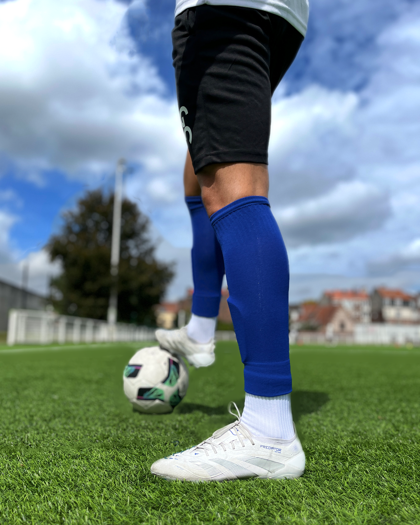 Chaussettes coupées football, Manchons de football, precut socks ou jambières, couleur bleues, portées sur terrain de football | Game Changer