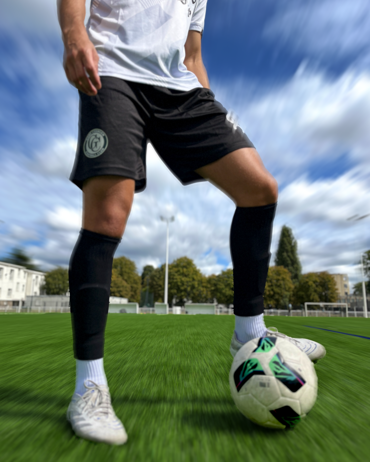 Chaussettes coupées football, Manchons de football, precut socks, ou jambières, couleur noir, portées sur terrain de football | Game Changer