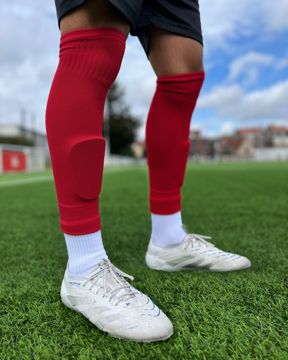 Chaussettes coupées football, Manchons de football, precut socks ou jambières, couleur rouge, portées sur terrain de football | Game Changer